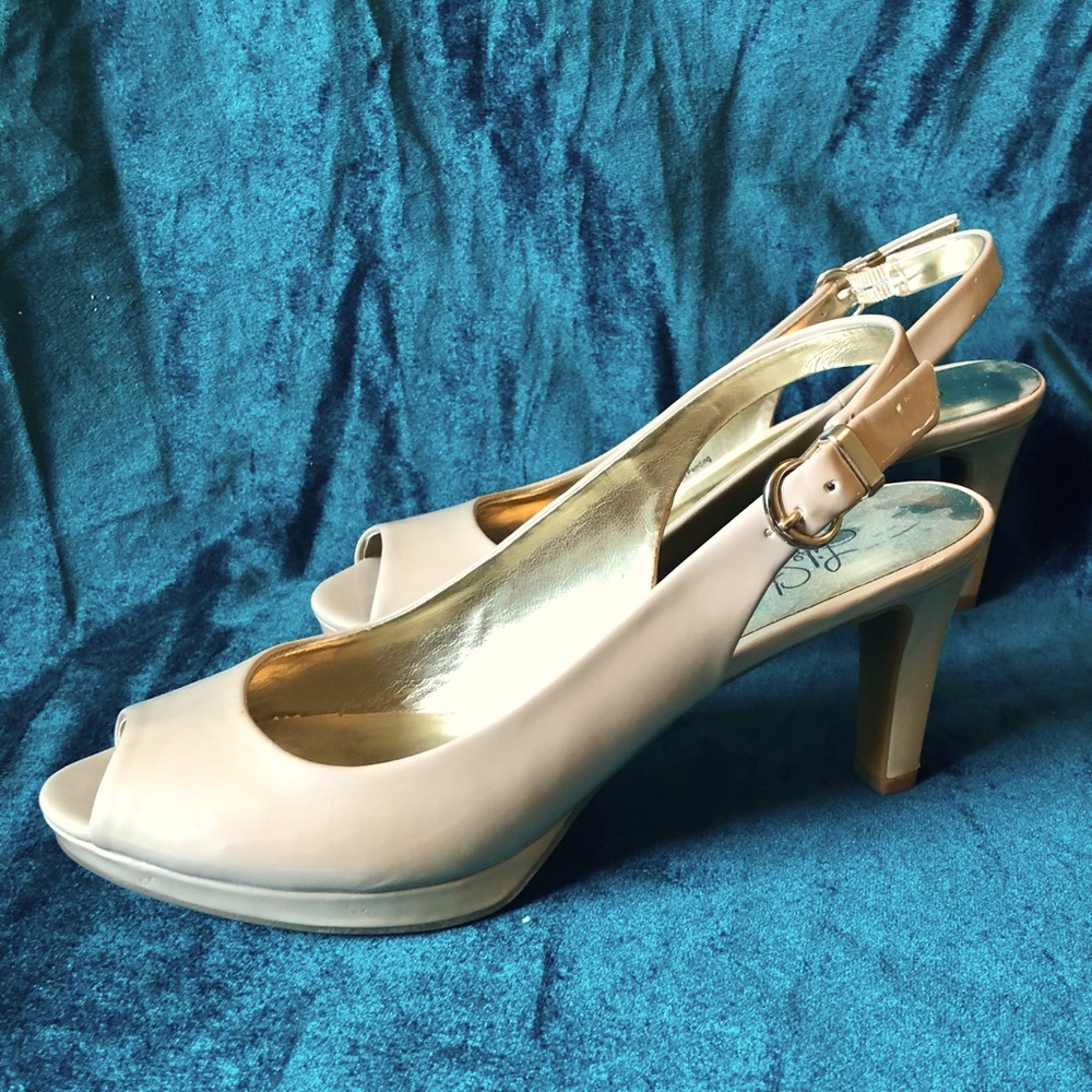 Brand: LifeStride. Size: US 7.5M. All Man Made in Vietnam. Condition: New.